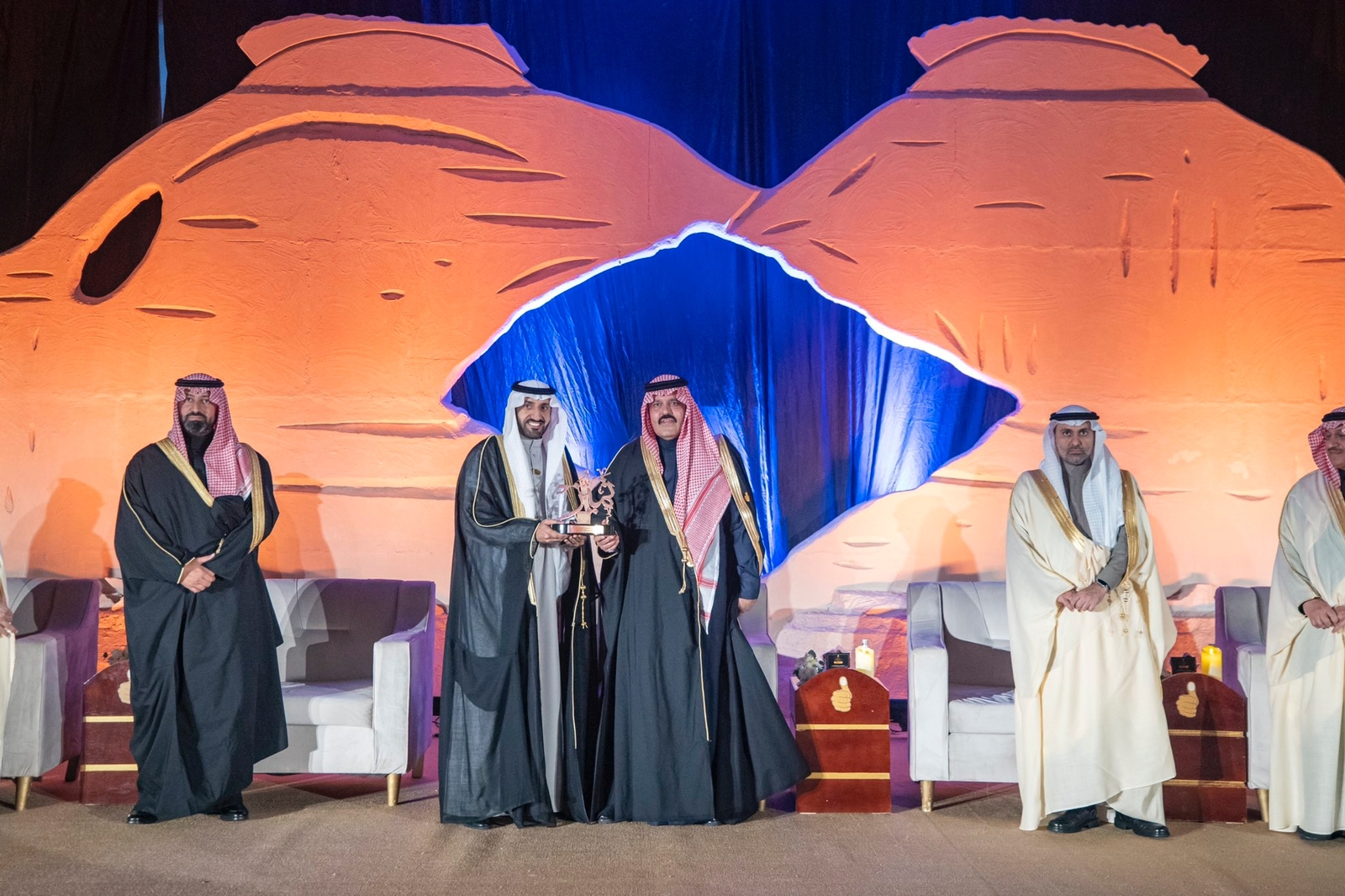 سمو أمير المنطقة يسلم مدير عام الإدارة جائزة سموه (بصمة)