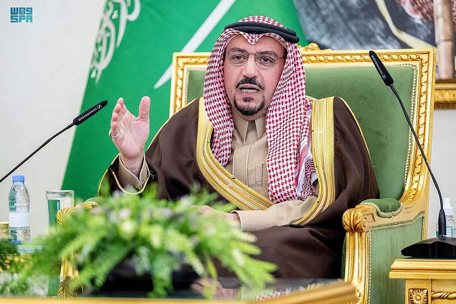 سمو أمير القصيم يكرّم المشاركين في مبادرة أرض النخيل