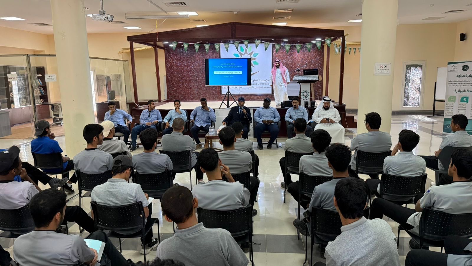 لقاء القيادات بالمنشأة مع المتدربين