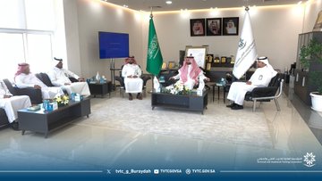 المشرف العام على مكتب المحافظ يزور الكلية 