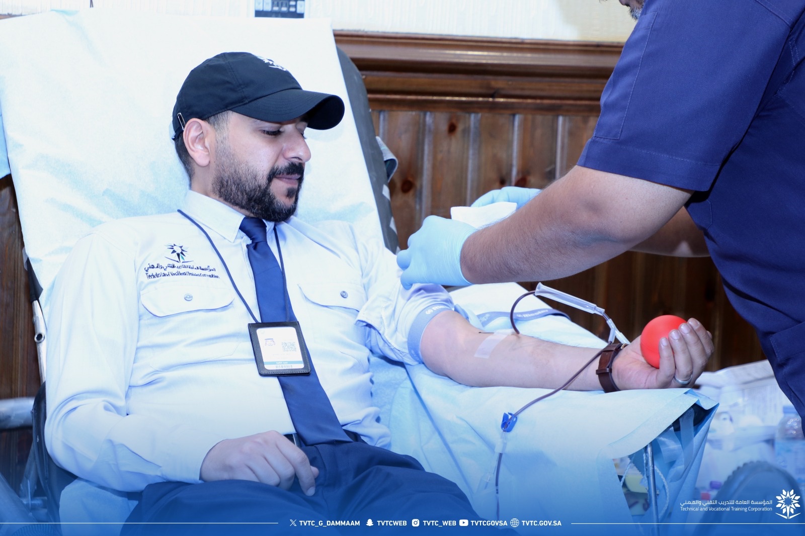 في اليوم الأول من حملة التبرع بالدم، بادر سعادة عميد الكلية التقنية بالدمام بالتبرع بالدم، بمشاركة الزملاء المدربين