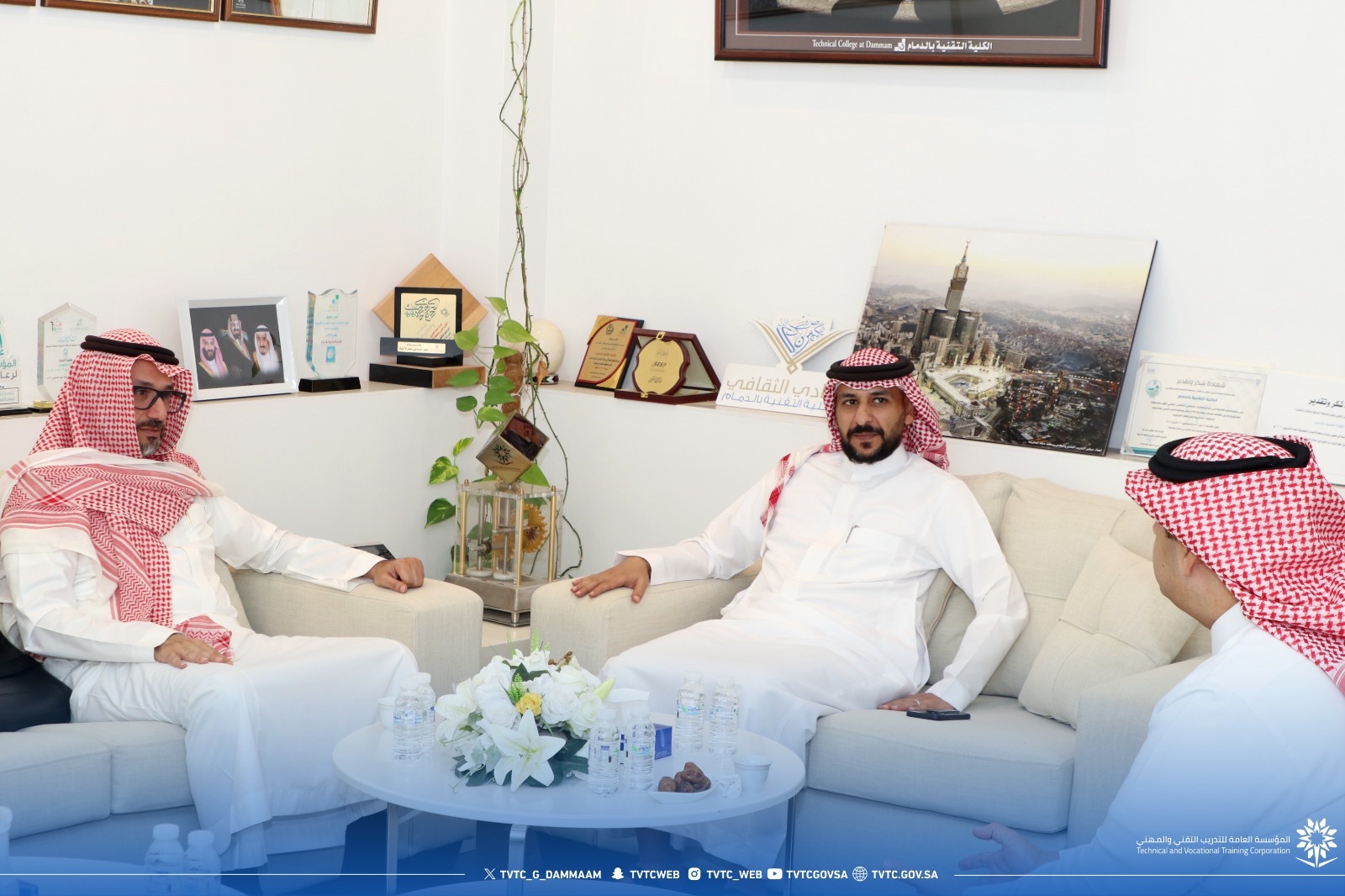 إلتقى سعادة عميد الكلية التقنية بالدمام الأستاذ نايف العتيبي بالأستاذ حمد القصيبي، لبحث أوجه التعاون