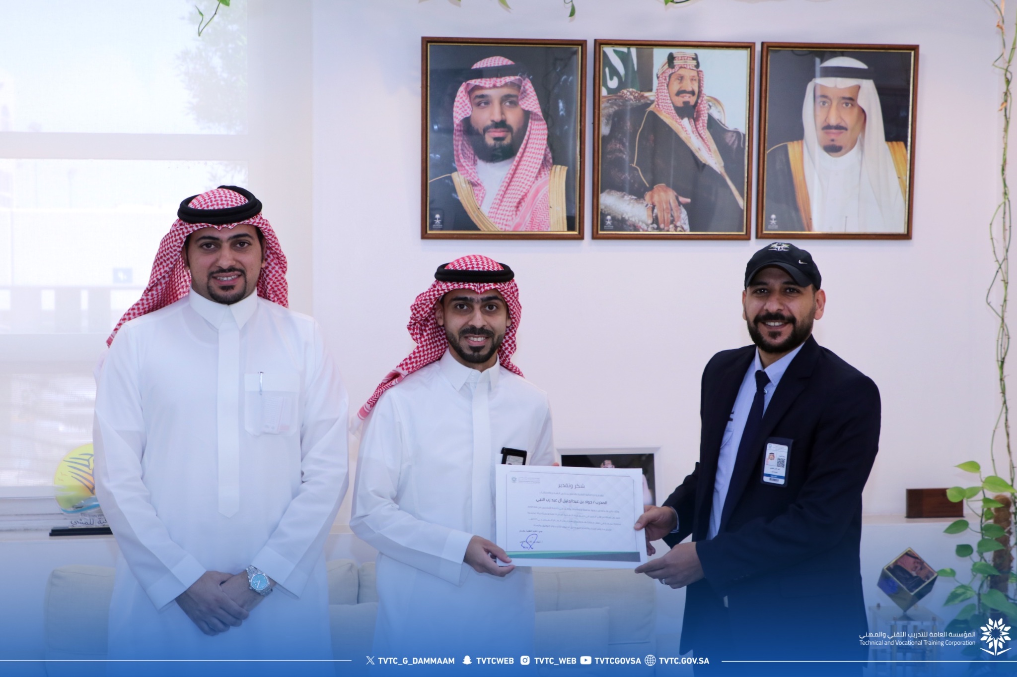كرم سعادة عميد الكلية التقنية بالدمام المدربين من قسم الدراسات العامة 