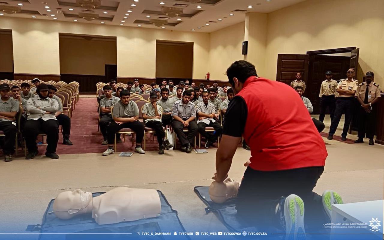  أقامت الكلية التقنية بالدمام بالتعاون مع جمعية الهلال الأحمر السعودي