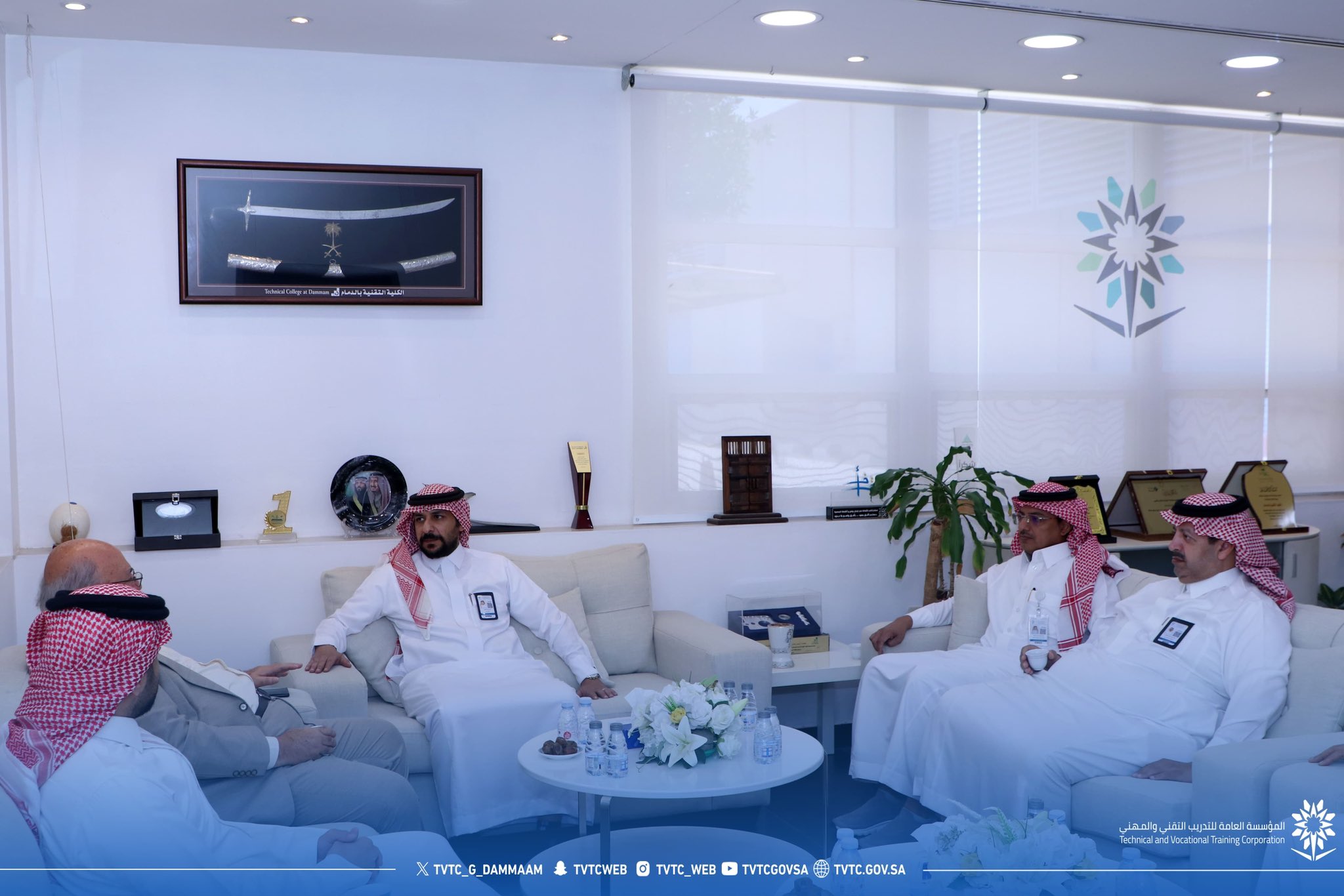 استقبل عميد الكلية التقنية بالدمام المدير التنفيذي لشركة حاضنة حلول لتطوير الأعمال.