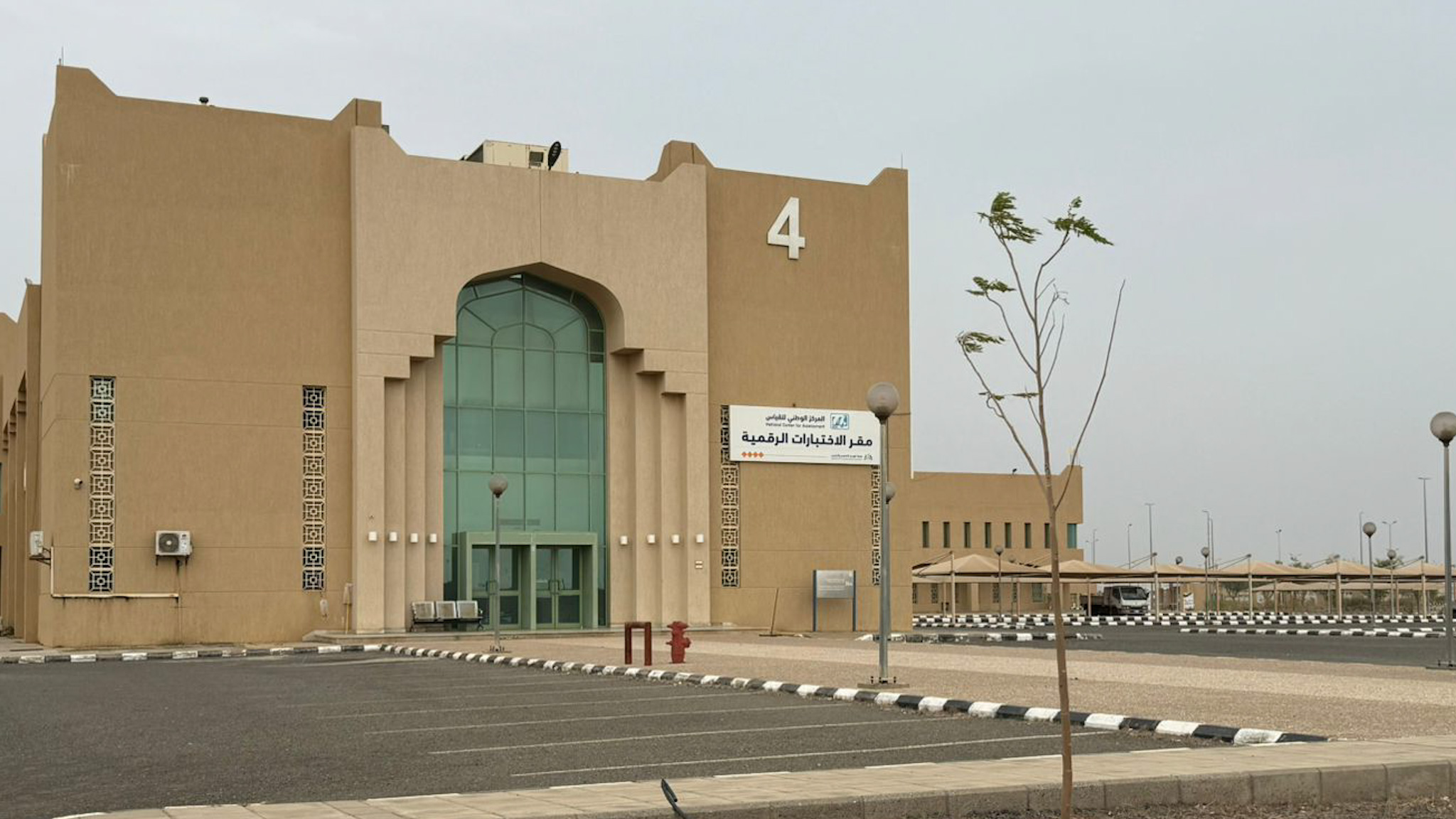 ≡ مرافق الكلية ◀ مبنى (٤) ◁ قسم الحاسب الآلي وتقنية المعلومات (المعامل)