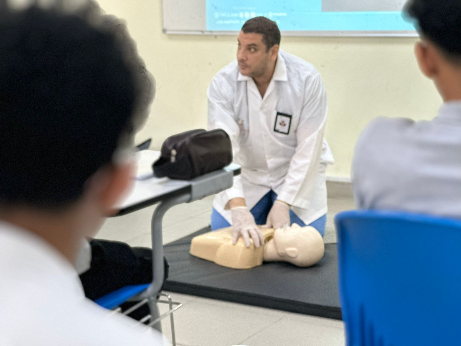 محاضرة توعوية بعنوان (يداك قد تنقذ حياة)