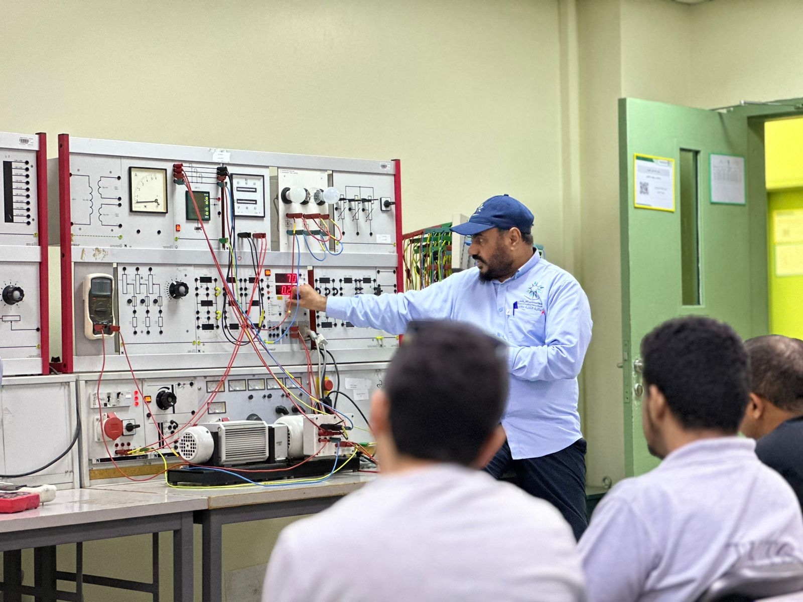 إقامة دورة تدريبية بعنوان "تشغيل وصيانة محطات كهرباء الضغط العالي"