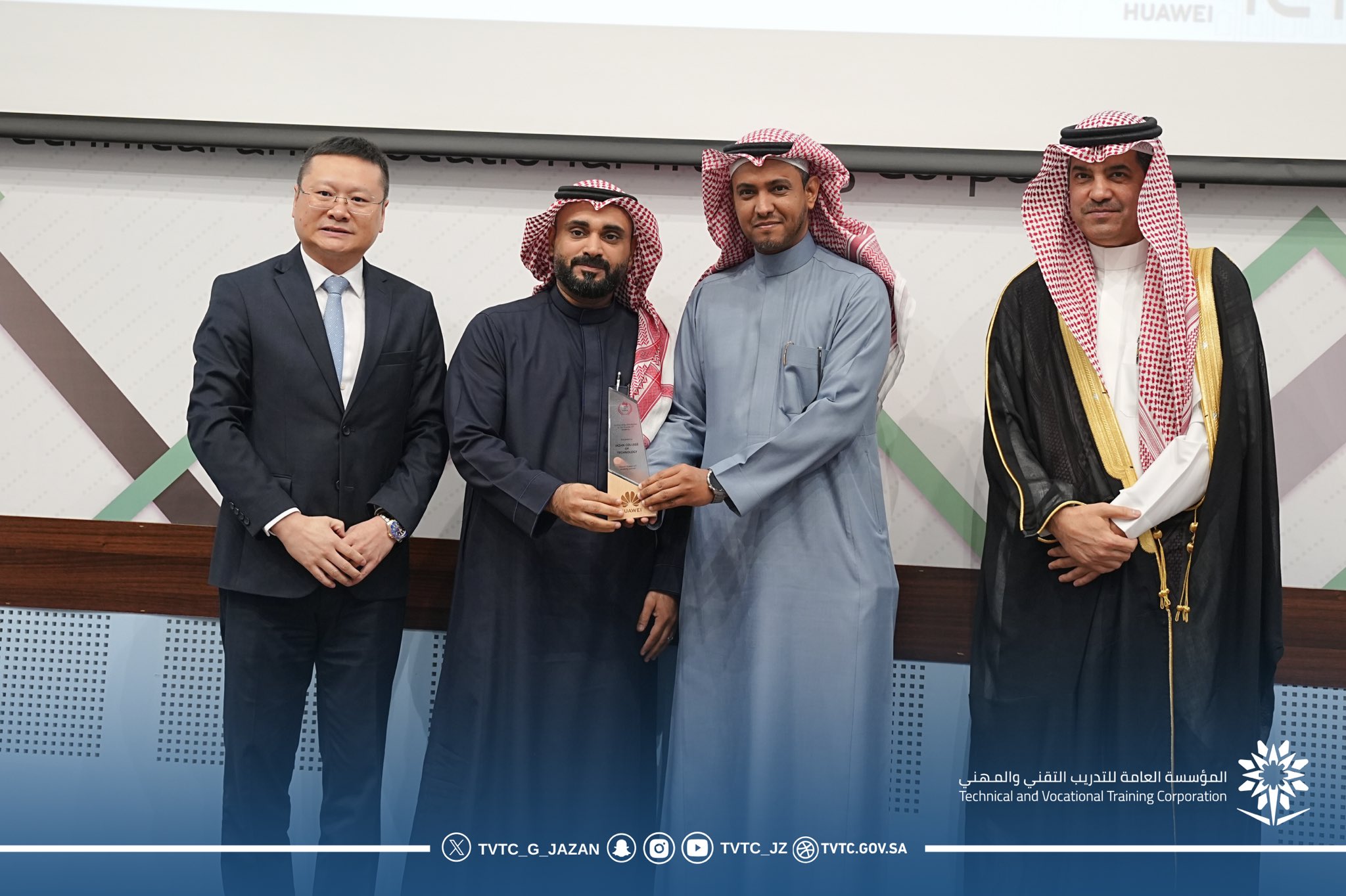 الكلية التقنية بجازان تُكرَّم في قمة هواوي للتعليم