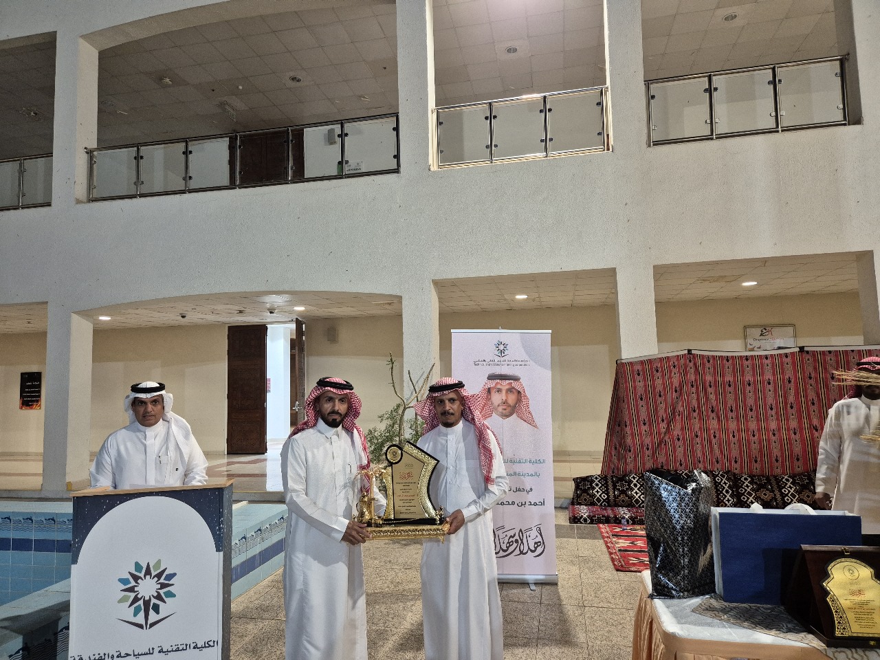 الكلية التقنية للسياحة والفندقة بالمدينة تكرم عميدها