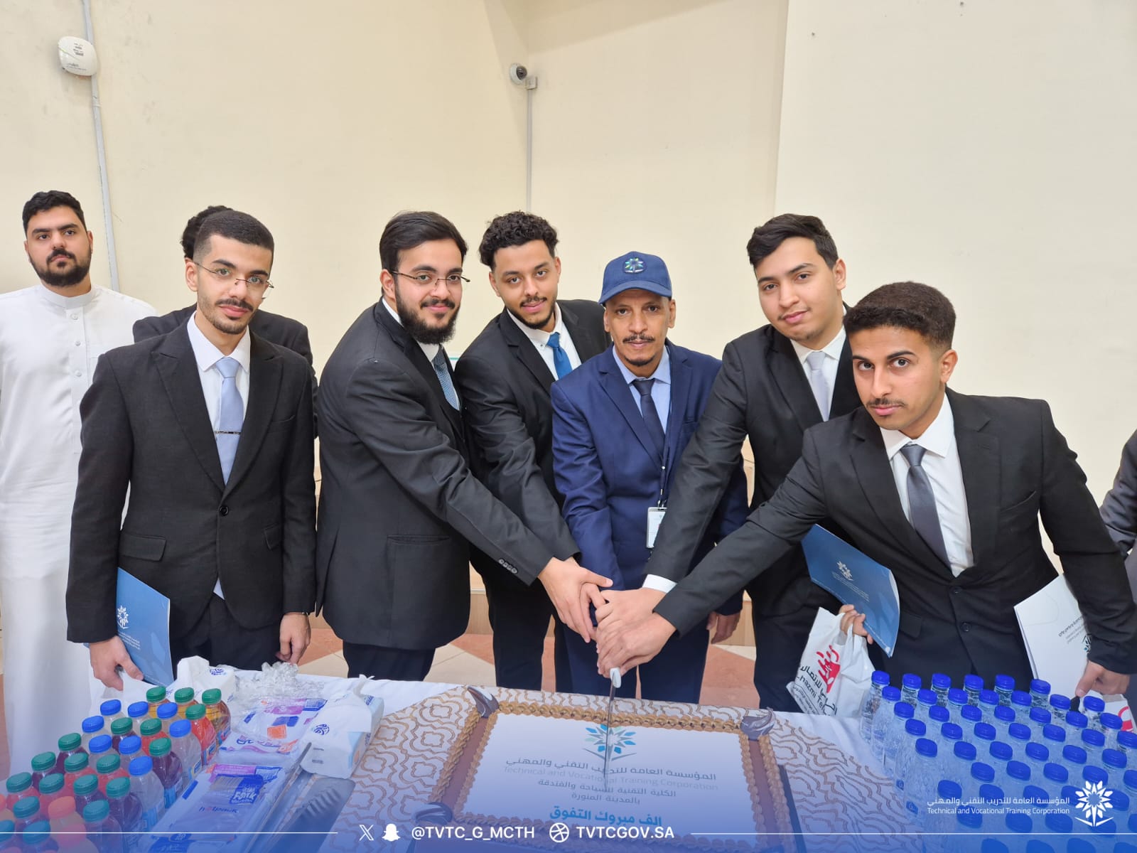 عميد الكلية يكرم المتدربين المتفوقين