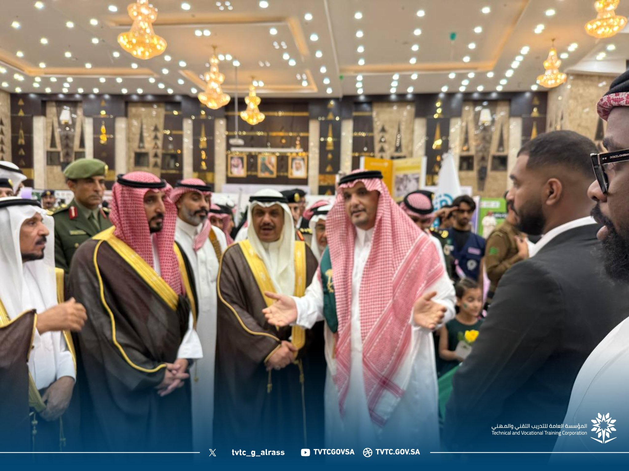 محافظ الرس ونائب المحافظ لسياسات التدريب والجودة يزوران جناح الكلية احتفالية اليوم الوطني 95