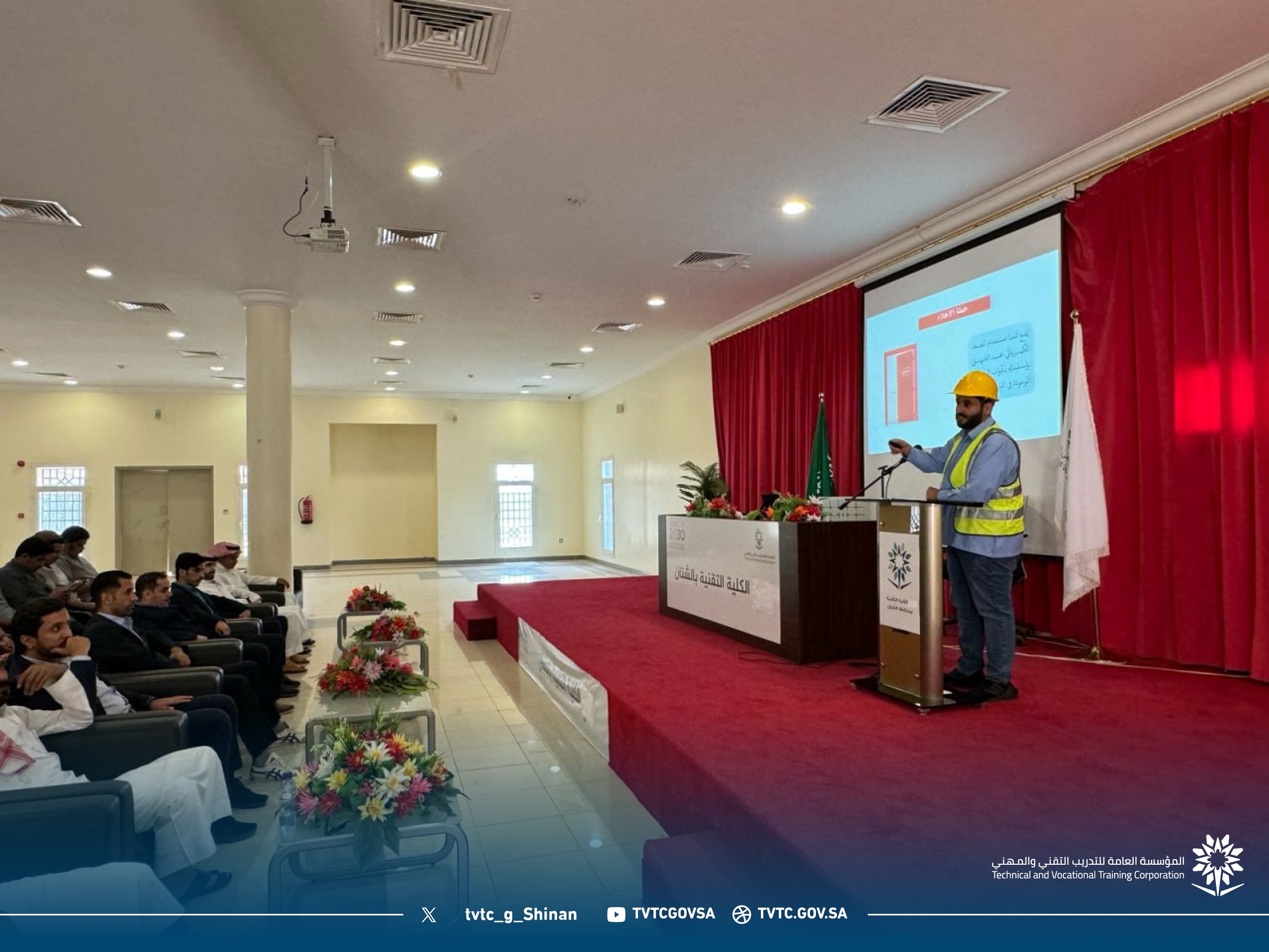 مسرح الكلية القاعة المتعددة الاغراض والتي يقام بها العديد من البرامج الارشادية والفعاليات