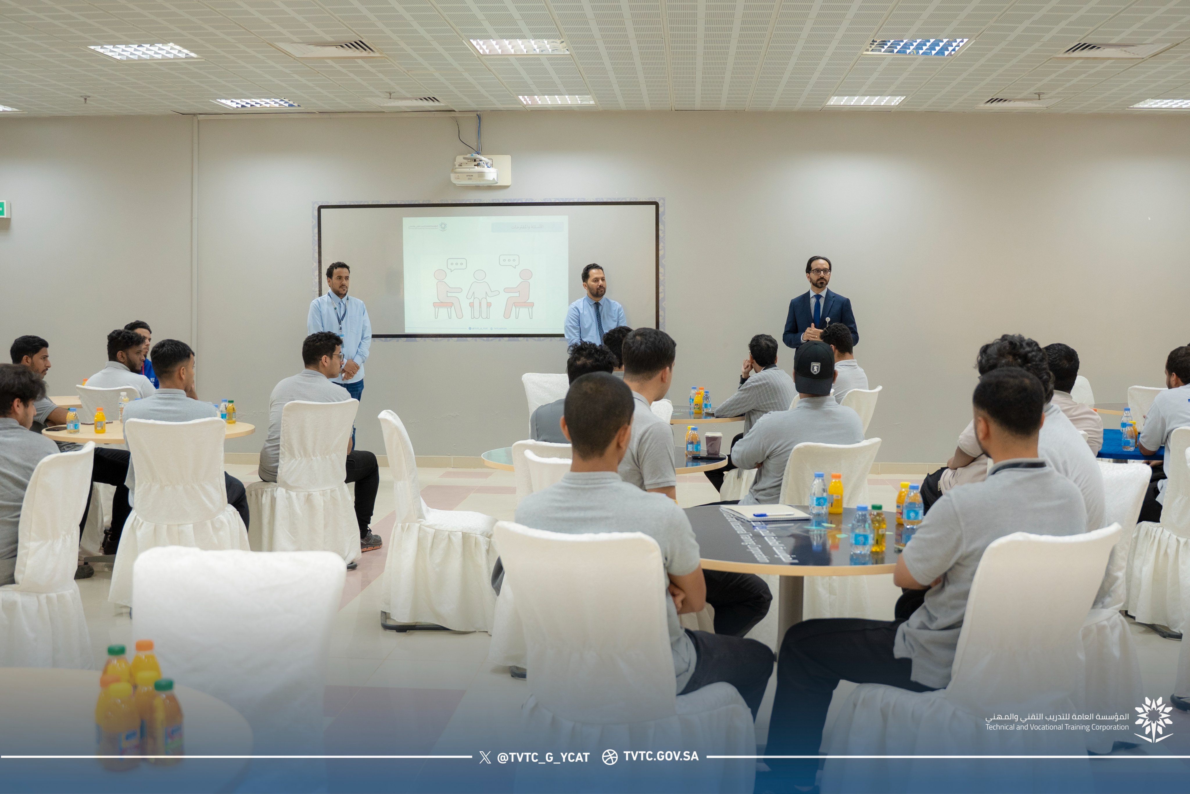 اجتمع سعادة عميد الكلية بالمتدربين المتفوقين