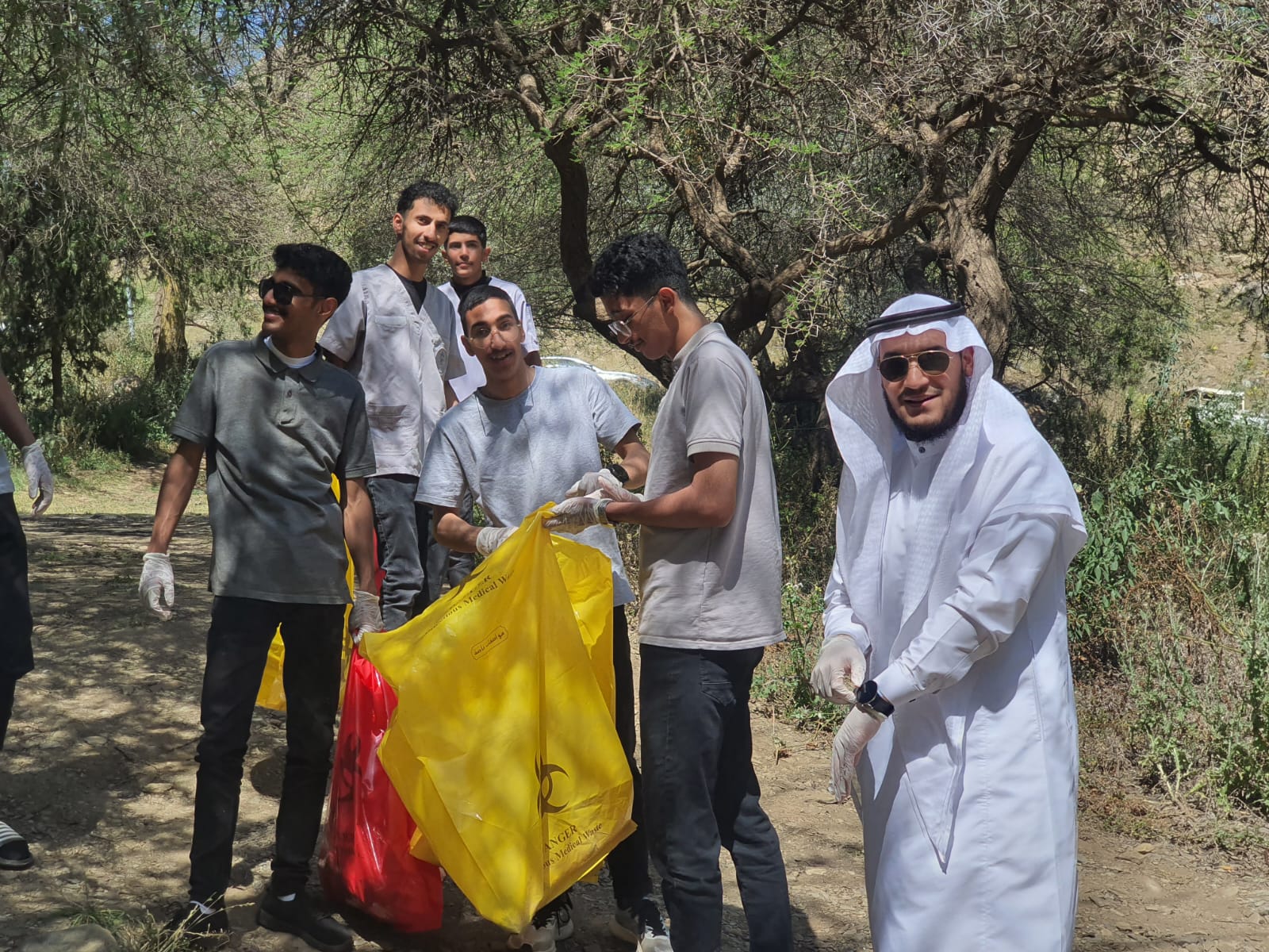 مشاركة الكلية في تنظيف الحدائق في المحافظة 