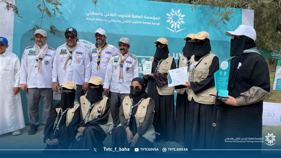 الفريق الكشفي بالكلية التقنية للبنات بالباحة يهدي درع المركز الأول لعميدة الكلية فخرًا بالتميز والإبداع