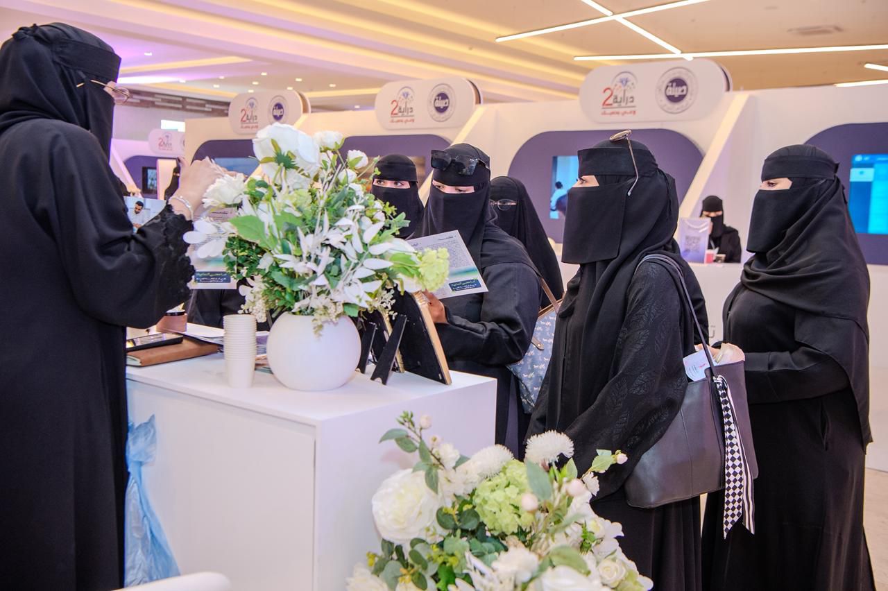 متدربو ومتدربات التدريب التقني يزورون جناح الإدارة في ملتقى دراية 2