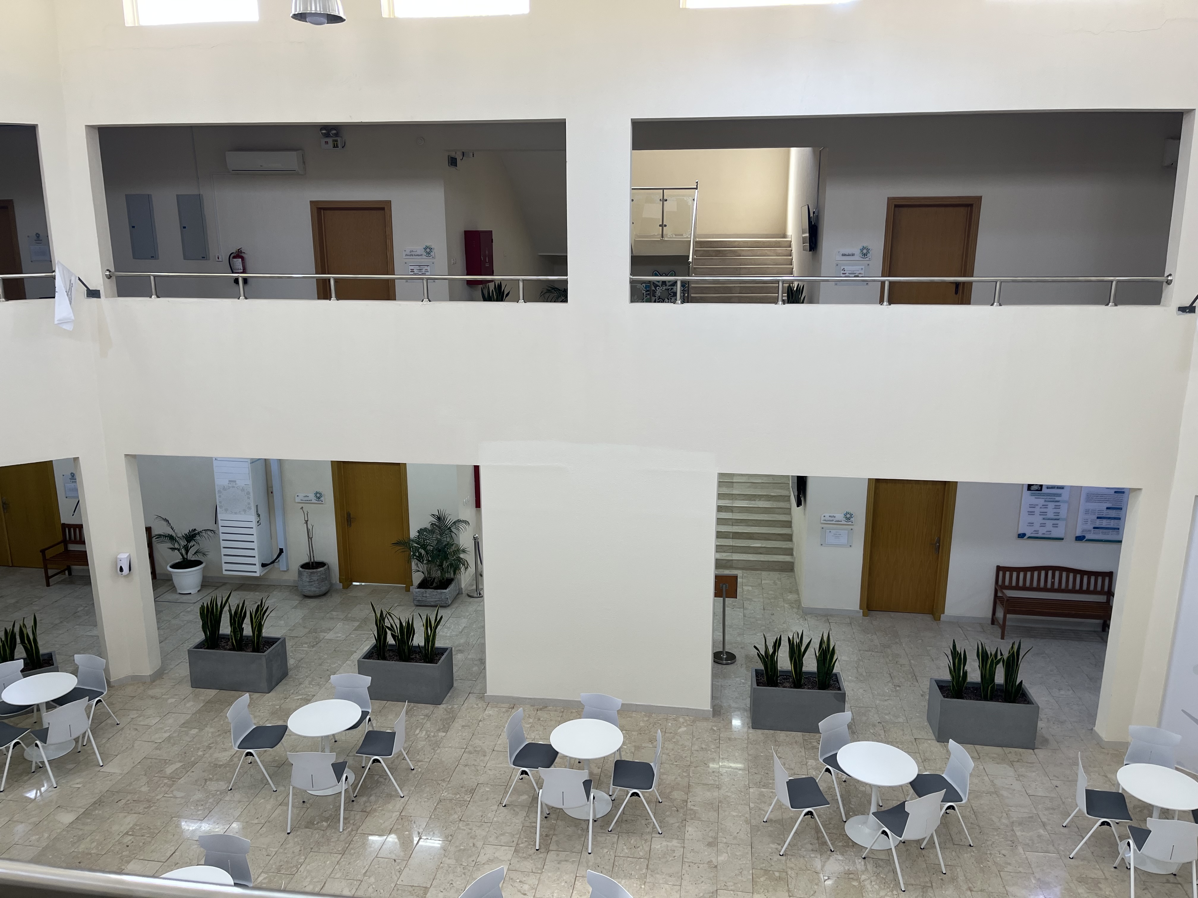 الساحة الداخلية للكلية