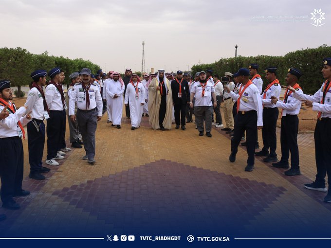 زار سعادة محافظ الزلفي أ. صالح بن سيف آل رافع مقر الدراسة الكشفية، حيث اطلع على مجريات البرنامج ووقف على جهود القادة والدارسين، في زيارة تؤكد حرصه على دعم البرامج الشبابية وتعزيز العمل الكشفي في المحافظة.