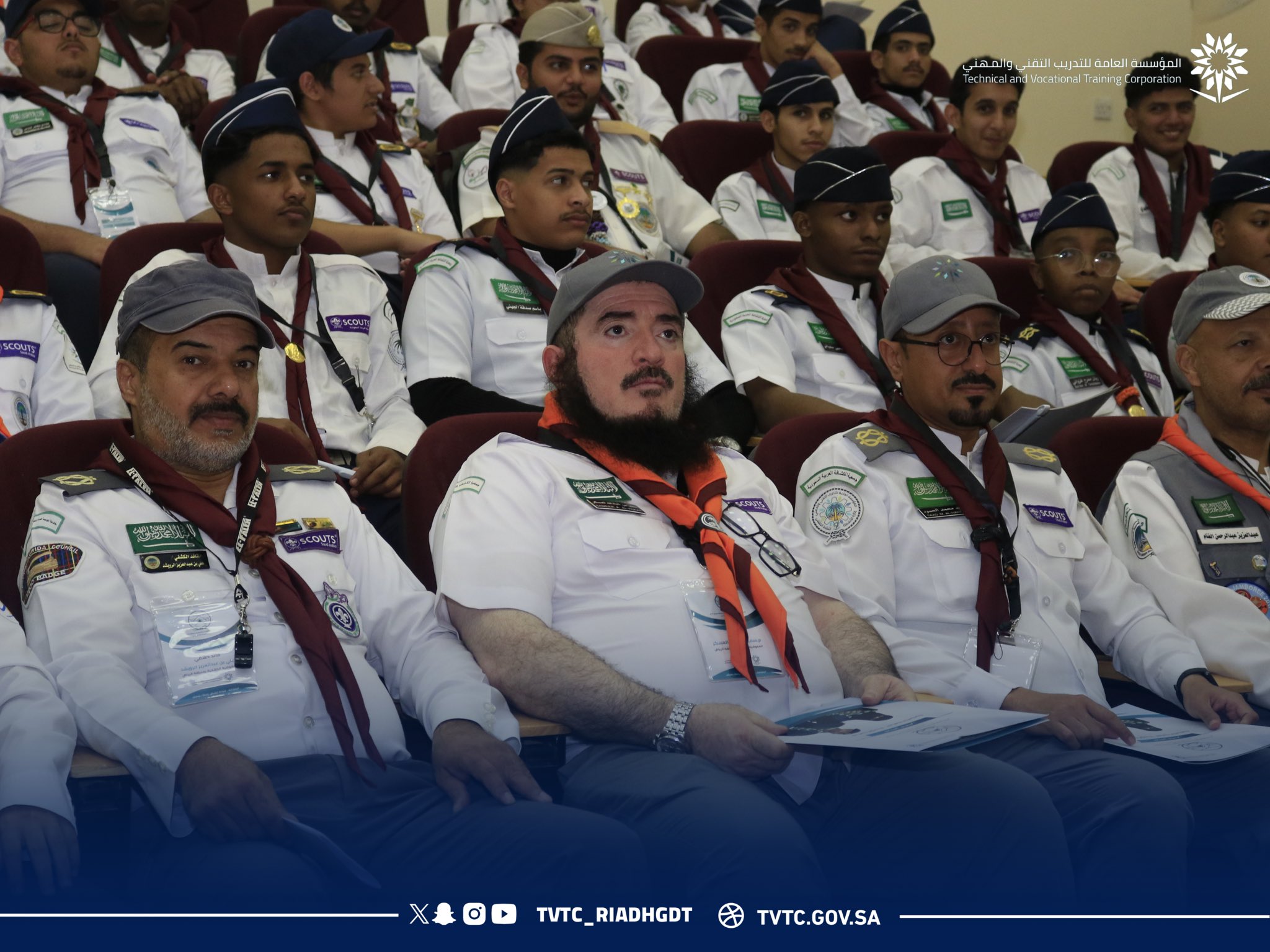 انطلاق المحاضرات الحضورية ضمن الدراسة الكشفية الأولية والتأسيسية بمحافظة الزلفي، وذلك باستضافة المنشآت التدريبية بالمحافظة، وسط حضور وتفاعل مميز من الدارسين، مع توفير الترجمة الفورية لفئة الصم لتمكينهم من المشاركة الكاملة في البرنامج.