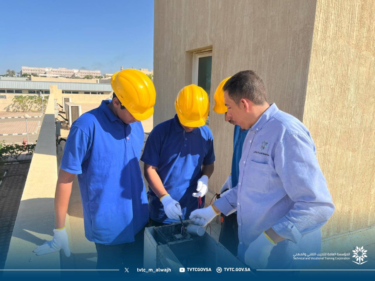 مشاركة متدربي التبريد والتكييف في الصيانة الذاتية لأنظمة التكييف بالمعهد الصناعي الثانوي بالوجه للفصل الأول لعام 1447هـ إشراف المهندس عبدالرحمن منصور مرعي