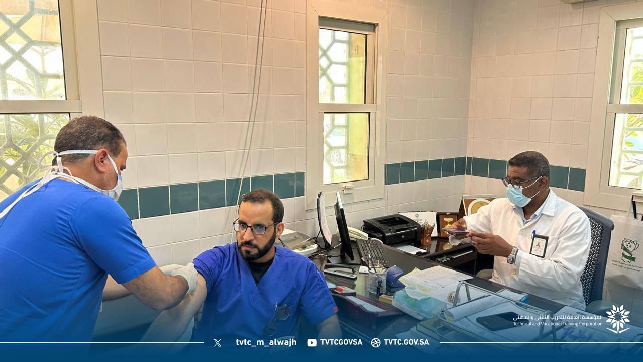 ‏نفذت الوحدة الصحية بالمعهد الصناعي الثانوي #الوجه اليوم حملة التطعيم ضد #الإنفلونزا_الموسمية بالتعاون مع @WajehHealth ممثلاً بقسم الطب الوقائي