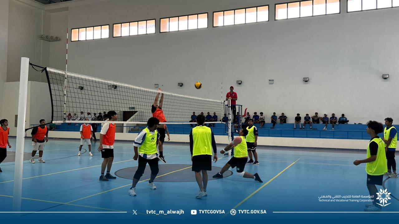 افتتحت بطولة كرة الطائرة بالشراكة المجتمعية مع النادي الخالدي بفوز فريق الكلية التقنية بالوجه امام فريق ثانويه الأمير سلطان بن عبدالعزيز وتغلب فريق فرع الكلية الجامعية بالوجه على فريق المعهد الصناعي الثانوي بالوجه في ثاني مباريات البطولة