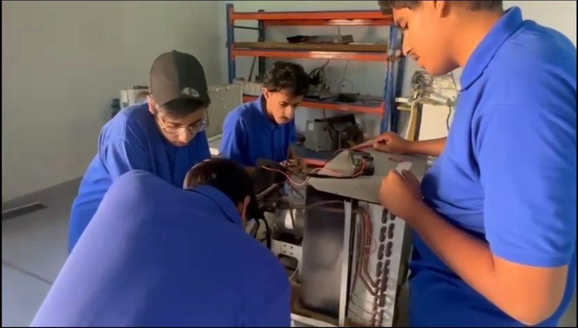 يساهم قسم التبريد والتكييف بتزويد المتدرب بالمهارات والمعارف اللازمة لممارسة العمل وتؤهله للحصول على المستوى الثالث في الإطار الوطني للمؤهلات