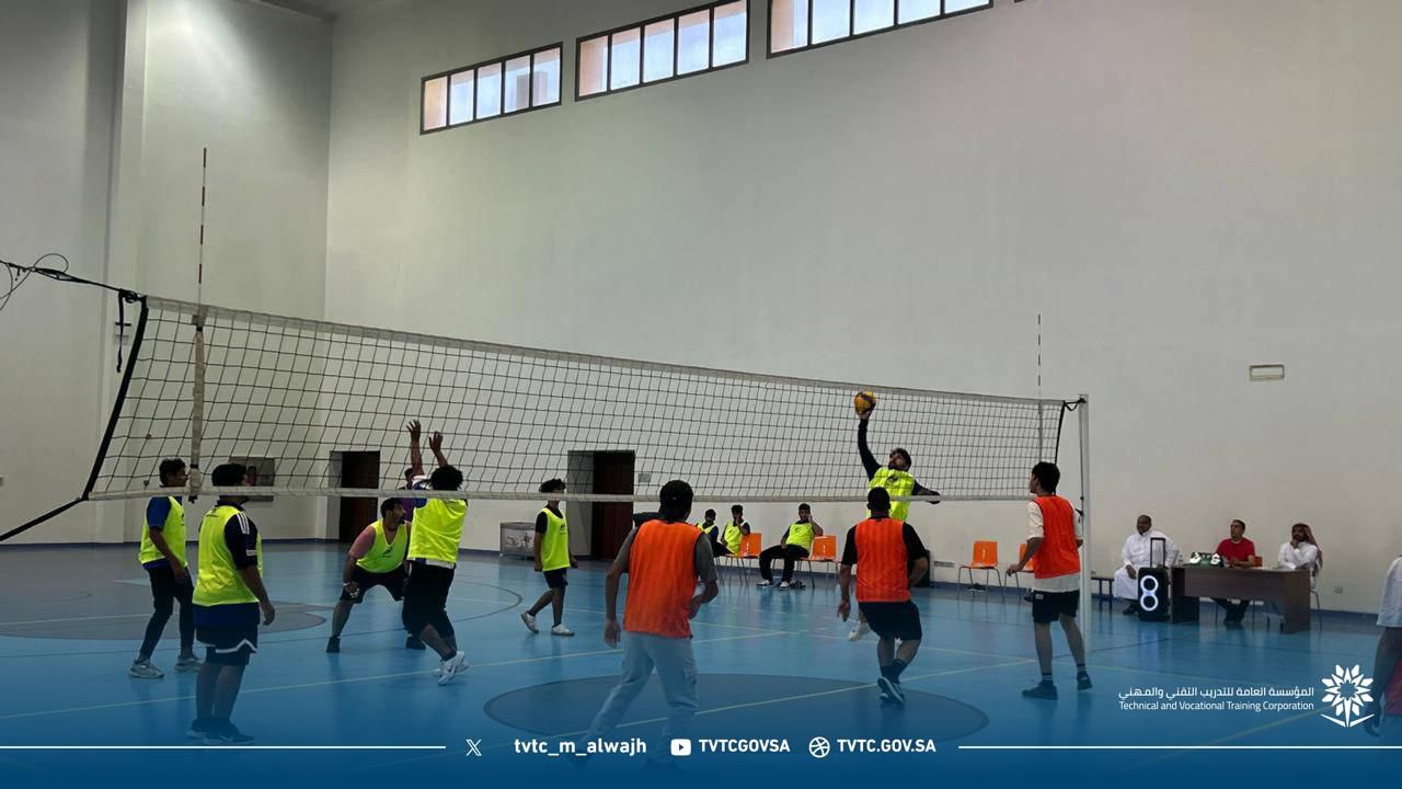 تغلب فريق فرع الكلية الجامعية بالوجه على فريق المعهد الصناعي الثانوي بالوجه للأدوار التمهيدية لبطولة كرة الطائرة بملعب النادي الخالدي بالوجه في ثاني مباريات البطولة