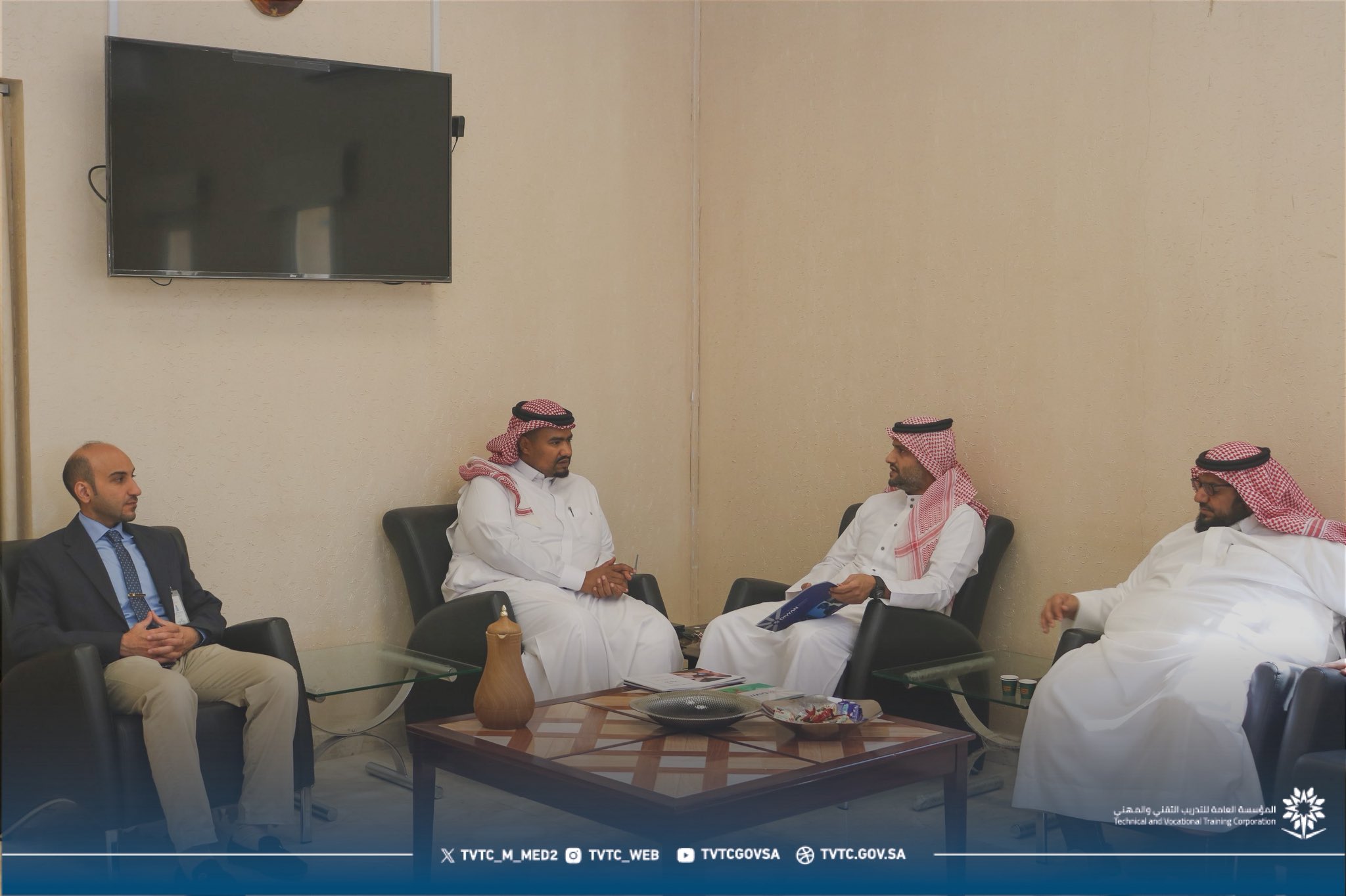 G4gQ0hFWUAAgx2f.jfif