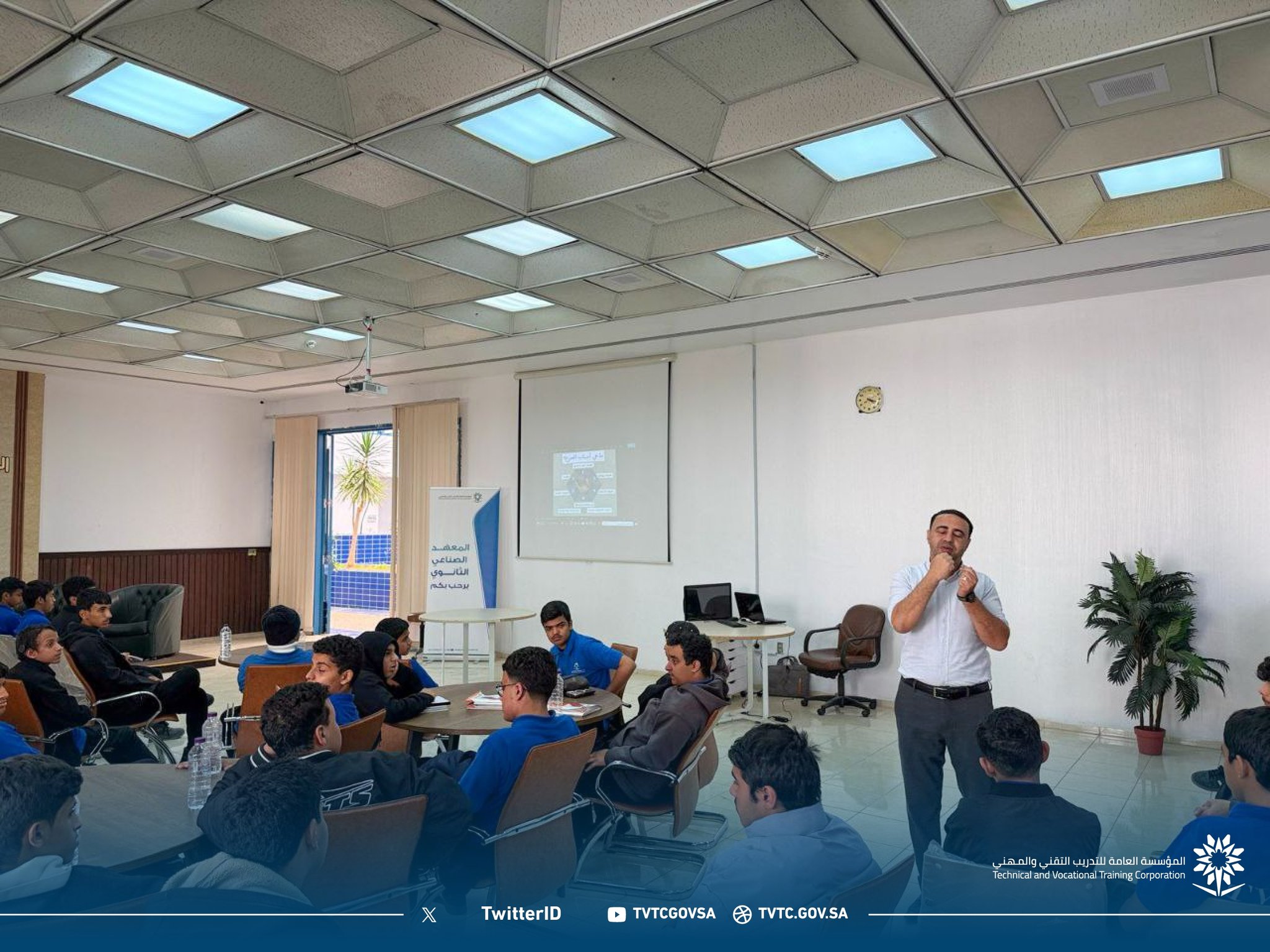 تحت إشراف وحدة السلامة والصحة المهنية بالمعهد الصناعي الثانوي بالطائف أقيمت اليوم الأحد 27/8/1447 محاضرة في الصحة والسلامة