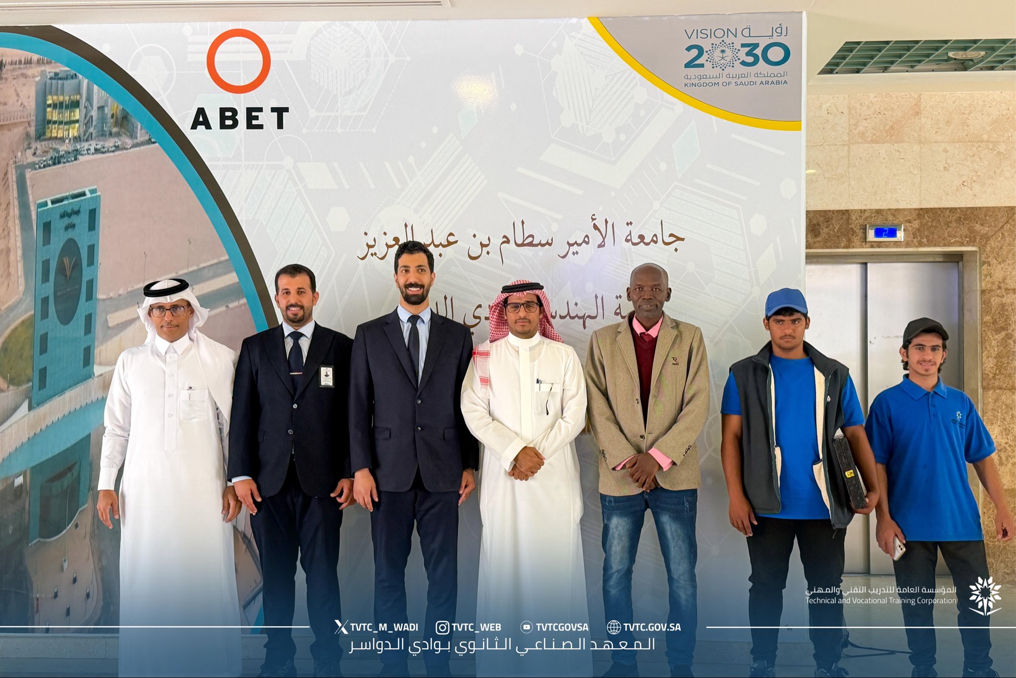 كلية الهندسة تستقبل وفد المعهد الصناعي بوادي الدواسر لتعزيز التعاون والشراكة المجتمعية